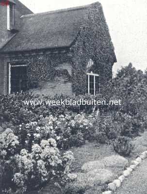 Het moderne landhuis. Bloemenweelde bij de oostelijke zijvleugel