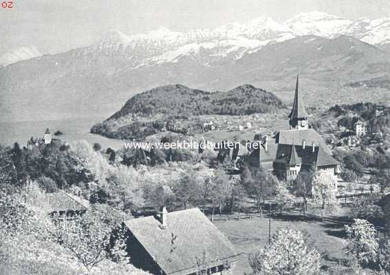 Zwitserland, 1924, Spiez, Spiez. Links het slot en het Thunermeer, rechts het kerkje