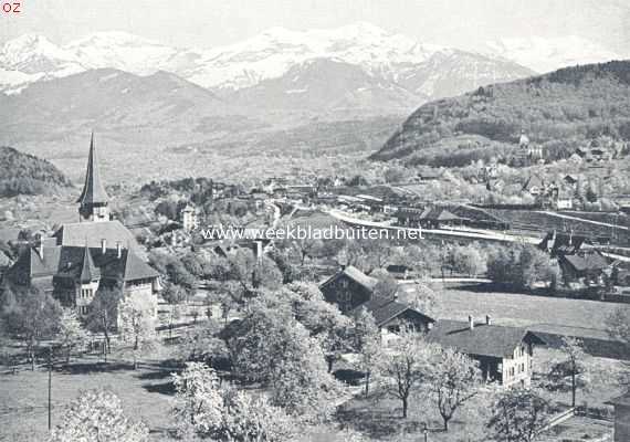 Zwitserland, 1924, Spiez, Spiez. Links het kerkje, rechts het station, op den achtergrond de Alpen
