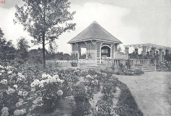 Het moderne landhuis. Tuinhuisje aan het einde van de pergola