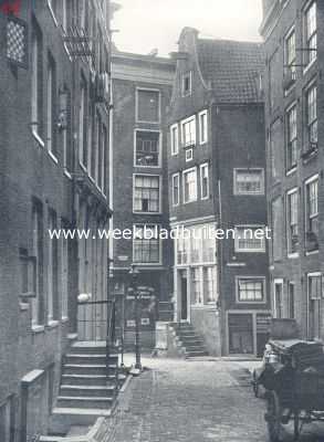 Noord-Holland, 1924, Amsterdam, Kijkje in de St. Olofsteeg te Amsterdam. Het huisje in het midden der afbeelding is aangekocht door de vereeniging Hendrick de Keyser
