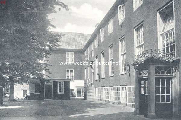 Noord-Holland, 1924, Amsterdam, Het Diakonie Oude Vrouwen- en Mannenhuis der Ned.-Herv. Gem. te Amsterdam. Hoek van de binnenplaats van het Diakonie Oude Vrouwen- en Mannenhuis