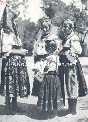 Jonge vrouw en meisjes in een Slavonisch dorp