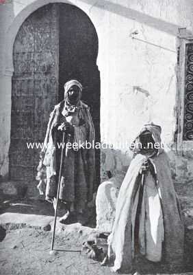Tunesi, 1925, Onbekend, Een sproke-land. De Djerid (Zuid-Tunesi). Voor de deur van de moskee te Toreur