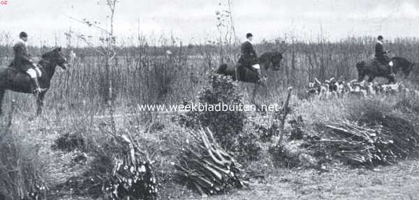 Nederland, 1925, Onbekend, De Koninkl. Nederlandsche Jachtvereeniging en het jachtrijden achter de honden. De jagermeester en de whips trekken met de honden naar een volgende 