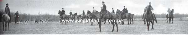 Nederland, 1925, Onbekend, De Koninkl. Nederlandsche Jachtvereeniging en het jachtrijden achter de honden. De honden zijn het spoor kwijt, en verzamelen zich om den jagermeester