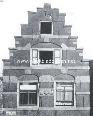 Noord-Holland, 1925, Amsterdam, Amsterdamsche trapgevels. Bovengedeelte van een gevel aan de Nieuwezijds Kolk te Amsterdam