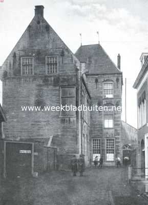 Zuid-Holland, 1925, Gorinchem, Het door brand geteisterde v.m. Tolhuis te Gorinchem, omstreeks 1600 gebouwd ter plaatse van het in het einde der 16de eeuw afgebroken aanzienlijke kasteel der heeren van Arkel. In de gewelfde kelders de gevangenis der 