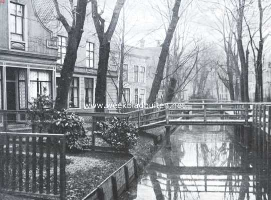 Noord-Holland, 1925, Zaandijk, De groote Moloch. De schilderachtige bruggetjes aan den lagen dijk te Zaandijk, die niet lang meer in het water zullen weerspiegelen