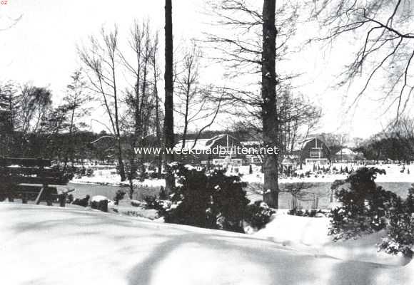 Noord-Holland, 1925, Heemstede, De Voorjaarsbloemententoonstelling te Heemstede. Het besneeuwde terrein op den dag der opening. Op den achtergrond het tentoonstellingsgebouw