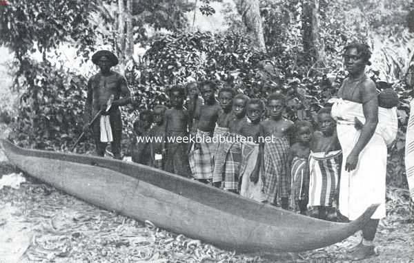 Suriname, 1925, Berg en Dal, De plantage Berg en Dal in Suriname. Surinaamsche bosnegers, hout over een val brengend