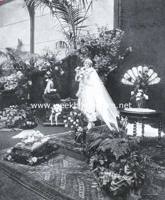 Noord-Holland, 1925, Heemstede, De Voorjaarsbloemententoonstelling te Heemstede. Bruid met bruidsbouquet, bloem- en bindwerken. (Bloemenmagazijn Annie Wigman, Haarlem). Gouden medaille, eereprijs, en Zilveren Medaille Koningin Wilhelmina