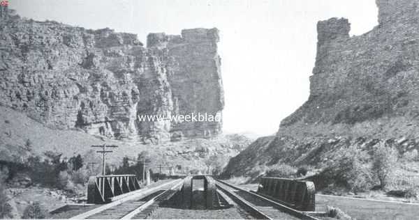Amerika, 1925, Onbekend, Het Amerikaansche Rotsgebergte. Castle Gate, canyon van de Pine River in Utah