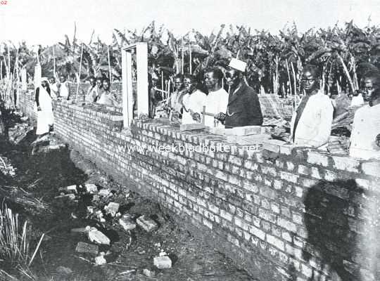 Onbekend, 1925, Onbekend, Negers als metselaar. Het bouwen van een woonhuis in Oost-Afrika