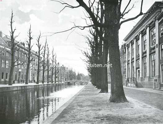 Leiden. Het Rapenburg nabij het Academiegebouw