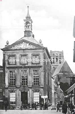 Den Briel. Het Stadhuis. Op den achtergrond de St. Catharinakerk