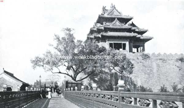 China, 1925, Beijing, Peking. De zuidwestelijke hoektoren van het keizerlijk paleis in de Tartarenstad