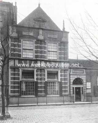 Zuid-Holland, 1925, Leiden, Gevels en gevelversieringen in de sleutelstad. Gevel aan de Pieterskerkgracht te Leiden