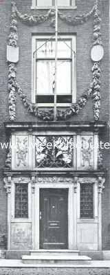 Zuid-Holland, 1925, Leiden, Gevels en gevelversieringen in de sleutelstad. Ingang van een huis aan het Rapenburg te Leiden