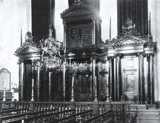 De Portugeesche synagoge te Amsterdam. Wand met wetsrollen-kast. In de Portugeesche synagoge te Amsterdam