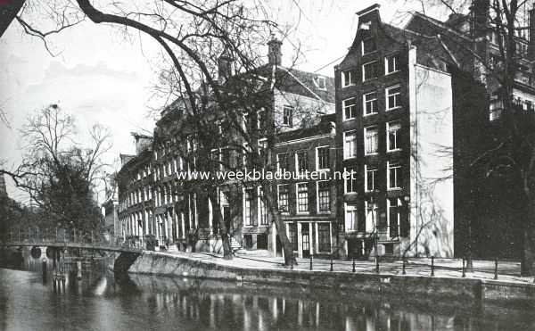 Noord-Holland, 1925, Amsterdam, Het Raadhuis van Amsterdam en zijne verbouwing. Huizen aan den Oudezijds Voorburgwal, gesloopt voor de verbouwing van het Raadhuis