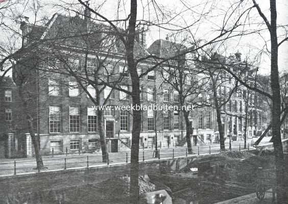 Noord-Holland, 1925, Amsterdam, Het Raadhuis van Amsterdam en zijne verbouwing. Huizen aan den Oudezijds Voorburgwal, gesloopt ten behoeve van de verbouwing van het Raadhuis