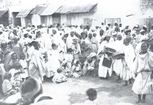 Marokko, 1925, Fez, De vier voornaamste steden van Marokko, gezien door een Italiaan. Rhapsodendichters en kunstenmakers op een plein te Fez