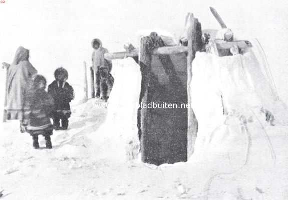 Onbekend, 1925, Onbekend, Het vuistrecht bij de Eskimo's. Ingang van een winterhuis in Noord-Canada. Een lange gang voert naar het woonvertrek