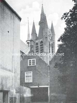 De toren der Oude Kerk te Delft, gezien van een der binnenplaatsen van het v.m. St. Agathaklooster