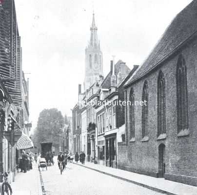 Zuid-Holland, 1926, Delft, De Nieuwstraat te Delft. Rechts de kapel van het v.m. klooster der Heilige Geest-Zusters
