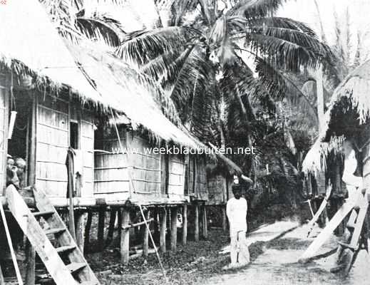 Radja voor zijn woning in de zuidelijke Bataklanden
