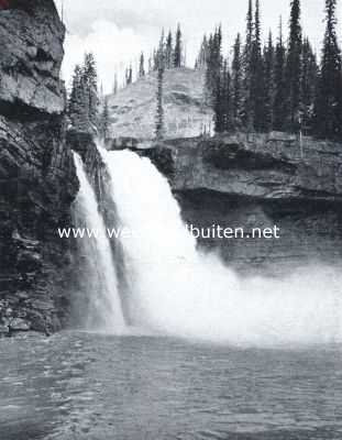 De Lower Falls der Snake Indian River in het Canadeesch Jasper National Park