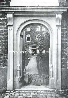 Zuid-Holland, 1926, Delft, De Fundatie der Vrouwe van Renswoude te Delft. Poortje achter den tuin, met doorkijk