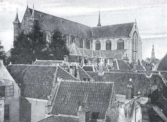 Twee vermaarde kerken van Leiden. De Pieterskerk, rijzend boven de huizen der sleutelstad