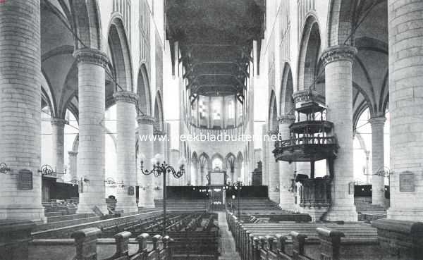 Twee vermaarde kerken van Leiden. Het inwendige der Pieterskerk, gezien naar het koor