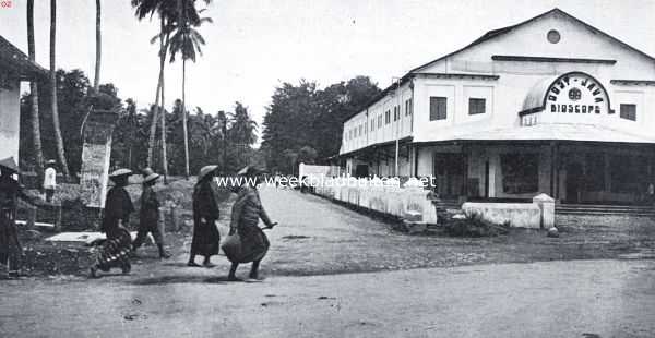 Indonesi, 1926, Kudus, Het centrum van Koedoes, met de onvermijdelijke bioscoop