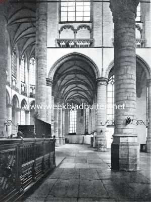 Gezicht op den kooromgang in de Hooglandsche kerk te Leiden