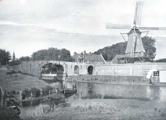 Friesland, 1926, Sloten, Het oude stadje Sloten. De Lemsterpoort met vestingmuur en gedeelte van de Veermanskaai