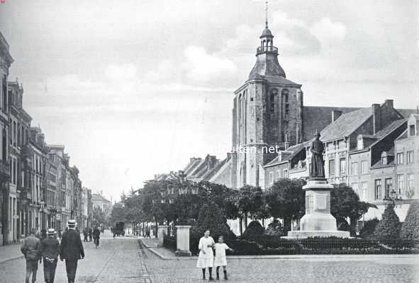 Zuid-Limburg, 1926, Maastricht, Groote Markt met het standbeeld van Minckelers en den toren den St. Mathiaskerk