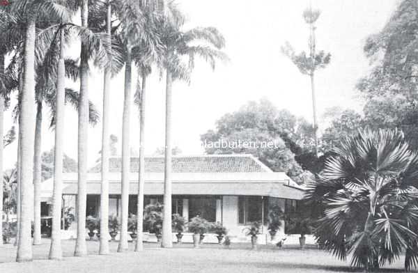 Indonesi, 1926, Onbekend, In en om Batavia en Weltevreden. De op de vorige bladzijde afgebeelde woning, van nabij gezien