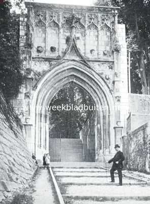 Frankrijk, 1926, Chambry, Chambry. Het overgebleven portaal van de St. Dominique-kerk