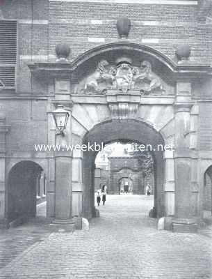 Zuid-Holland, 1926, Den Haag, Oud- en Nieuw Den Haag. Kijkje door de zoogenaamde Binnenpoort, de middelste der drie poorten van het Binnenhof