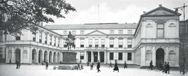 Zuid-Holland, 1926, Den Haag, Het Koninklijk Paleis aan het Noordeinde met het ruitestandbeeld van Prins Willem den Zwijger