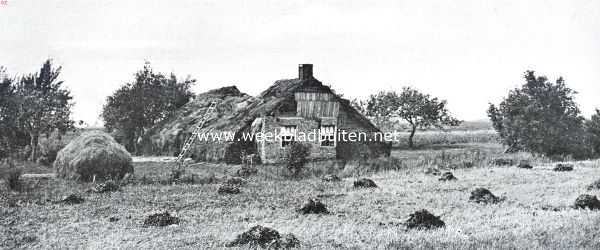 Drenthe, 1926, Onbekend, Een woning op de Drenthsche heide, nog voor een groot deel van heideplaggen gebouwd