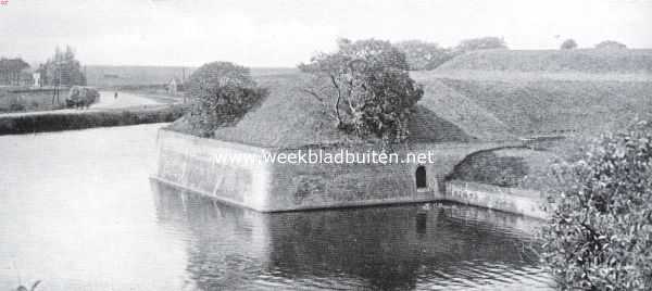 Noord-Holland, 1926, Naarden, Naarden's vestingwerken. Het bastion Oud-Molen. Links de weg naar Amsterdam