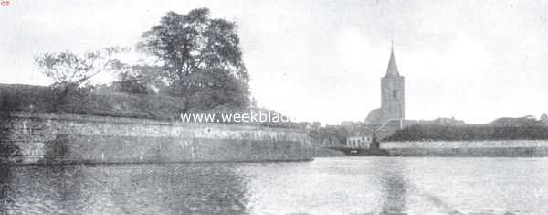 Noord-Holland, 1926, Naarden, Naarden's vestingwerken. De vestinggracht bij bastion Oud-Molen en de plaats der voormalige Amsterdamsche Poort