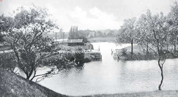 Noord-Holland, 1926, Naarden, Naarden's vestingwerken. De Buitenvestinggracht bij den Amsterdamschen Straatweg (links). Het weggetje, met opengedraaid bruggetje over het Boomgat, is de militaire toegangsweg naar het Werk Ronduit aan Zee