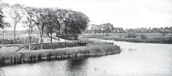 Noord-Holland, 1926, Naarden, Naarden's vestingwerken. Binnenvestinggracht aan de Noordzijde, gezien van bastion Oud-Molen in de richting van het Werk Ronduit. De weg, links op de foto te zien, leidt naar dit werk