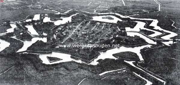 Noord-Holland, 1926, Naarden, Naarden's vestingwerken. De vesting Naarden, gezien uit de lucht, zeezijde, op den voorgrond van links naar rechts en vervolgens in 't rond: de bastions Oranje, Katten, Oud-Molen, Nieuw-Molen, Turfpoort en Promers