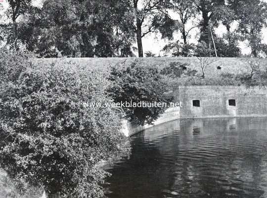 Naarden's vestingwerken. Begroeide vestingmuren aan de Binnengracht bij bastion Oud-Molen